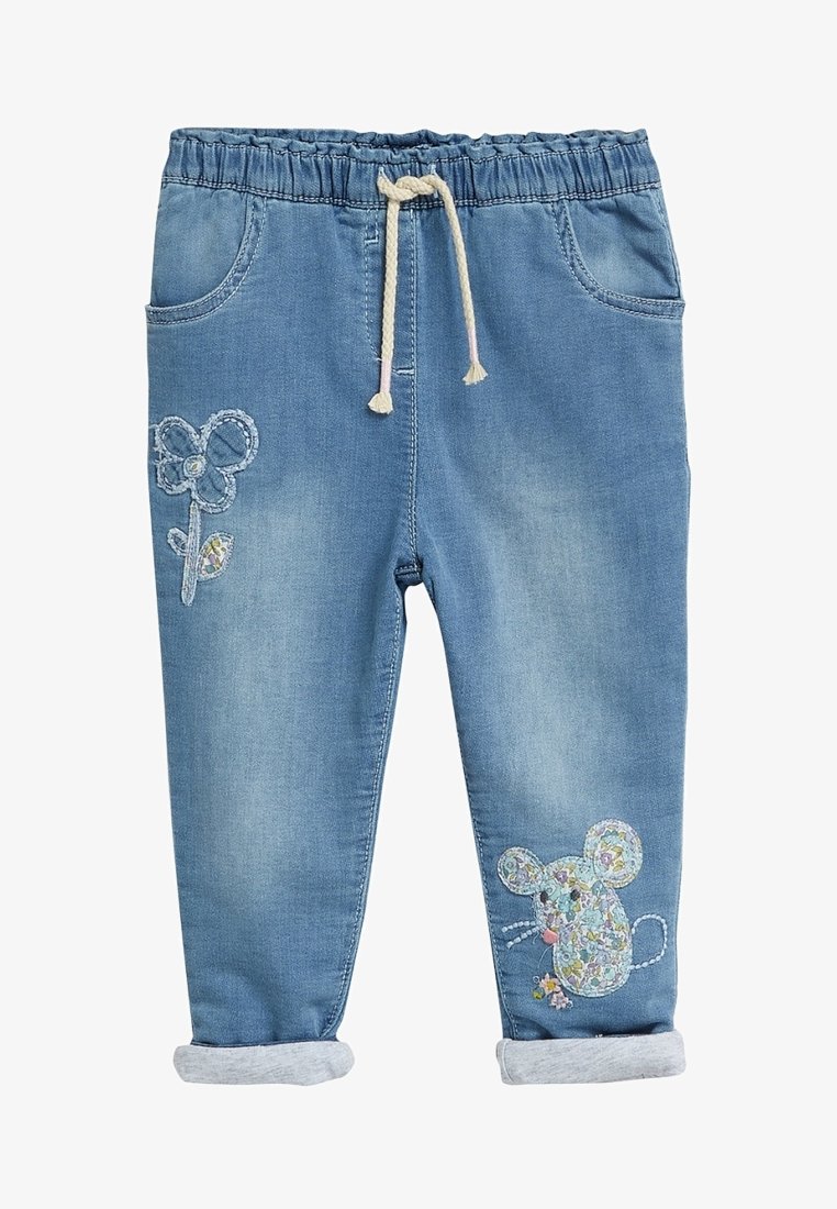 Jean bleu clair pour enfants avec taille élastique, cordon de serrage, appliqué floral en forme de souris sur la jambe droite, et fleur sur la jambe gauche.