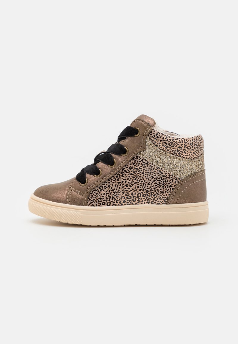 Baskets montantes pour enfant avec panneaux imprimé léopard, talon pailleté, détails bronze, lacets noirs et semelle en caoutchouc crème sur fond blanc.