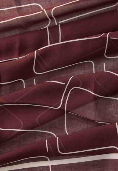 Μπορντό ύφασμα με διάφανη υφή, που διαθέτει ένα λευκό γεωμετρικό σχέδιο γραμμών και σχημάτων, οργανωμένο σε μια ρευστή, επικαλυπτόμενη διάταξη.