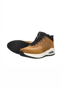 Baskets montantes en daim marron avec des accents en maille, lacets noirs et une semelle intermédiaire blanche avec un coussin d'air visible. Semelle extérieure noire texturée.