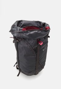 Zwarte roll-top rugzak met een rode binnenkant, voorzien van een koordsluiting, verstelbare schouderband en decoratieve gegolfde stiksels aan de zijkant.