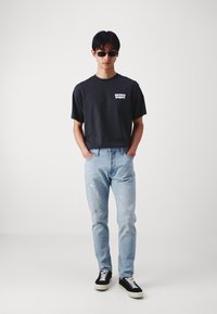 Levi's® VINTAGE FIT GRAPHIC - Nyomott mintás póló - pirate black
