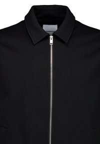 Czarna kurtka zapinana na zamek z usztywnionym kołnierzem, wykonana z teksturowanej tkaniny, z metalowym zamkiem błyskawicznym oraz dwoma bocznymi kieszeniami.