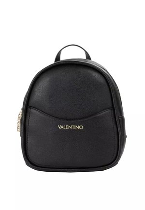 Pequeña mochila de cuero negro texturizado con logo dorado "Valentino" y asa superior sobre fondo blanco.