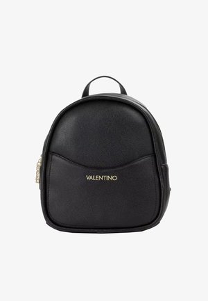Petit sac à dos en cuir noir texturé avec logo doré « Valentino » et poignée supérieure sur fond blanc.