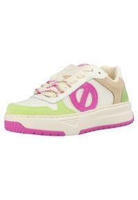 Mehrfarbige Sneaker mit weißem Mesh, grünen Wildleder-Akzenten, pinkem Logo und pinker Sohle. Enthält strukturierte Schnürsenkel mit grünen und pinken Details.