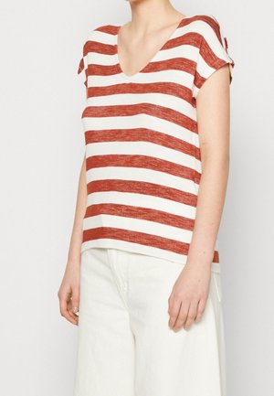 Rød- og hvidstribet T-shirt med V-hals og korte ærmer, lavet af et struktureret stof, der har opkrøllede ærmeender.