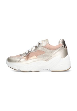 Chunky sneaker met metalen goud- en roségouden panelen, roze meshdetails, witte veters en een dikke witte zool, zijaanzicht op witte achtergrond.