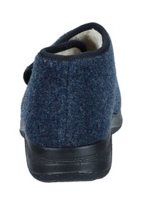Dunkelblaue Wollschlappen mit weicher Textur, Gummi-Sohle und abgerundetem Rücken. Verfügt über minimale Nähte und eine gepolsterte Knöcheloffnung.