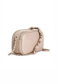 Béžová kožená crossbody taška se dvěma zipovými oddíly a pleteným řetízkem, s hladkou texturou a kulatým tvarem.
