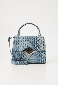 Borsa in denim nei toni del blu, forma rettangolare con manico superiore, tracolla rimovibile e una placca logo decorativa.