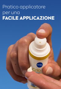 Crema NIVEA Q10 in un flacone bianco a pressione con un accento giallo. Una piccola quantità di crema è stata erogata su una punta delle dita.