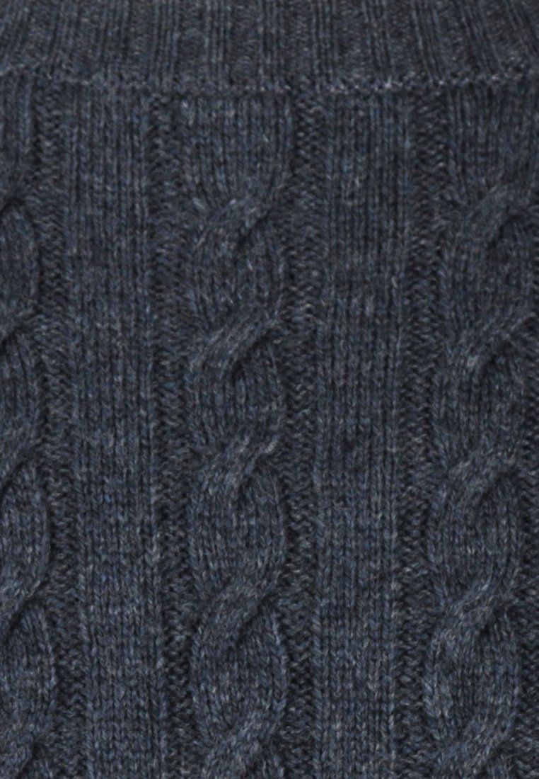Donkergrijs gebreid sweaterstof met een gestructureerd kabelpatroon met kleine, afwisselend gedraaide elementen en ribbeldetails langs de bovenkant.