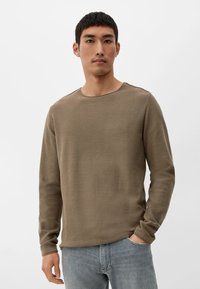 s.Oliver MIT ROLLSAUMBLENDE - Trui - braun