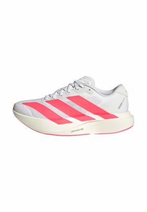 Bílá běžecká bota se zářivě růžovými pruhy, šněrováním a tlustou polstrovanou podrážkou označenou "Lightstrike Pro."