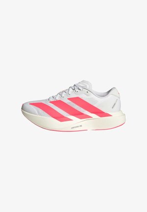 Zapatilla de running blanca con franjas rosa brillante, diseño con cordones y suela gruesa acolchada con la etiqueta "Lightstrike Pro".