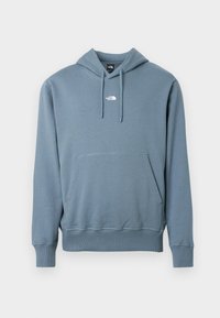 Blå hettegenser med kengurulomme foran og lite hvitt The North Face-logo sentrert på brystet.