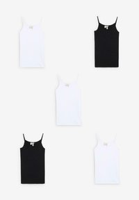 Cinq débardeurs : deux blancs et trois noirs. Chacun présente des bretelles fines et un design simple et ajusté. Texture de tissu lisse.