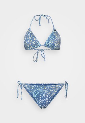 Μπλε μπικίνι με τριγωνικό επάνω μέρος και κλεισίματα με κορδόνια. Διαθέτει αφηρημένο μοτίβο σε ανοιχτό μπλε και κίτρινο. Μαλακό ύφασμα, ρυθμιζόμενα κορδόνια.