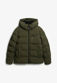 Gewatteerd jack in olijfgroen met een ritssluiting aan de voorkant, afneembare capuchon en meerdere zakken, voorzien van een doorgestikt design en zwarte ritsen.