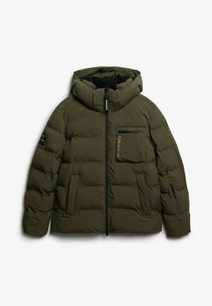 Olivegrüne, gepolsterte Winterjacke mit Kapuze, Frontreißverschluss, Brusttasche mit Reißverschluss und zwei seitlichen Taschen unten.