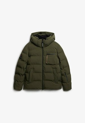 Olivegrüne, gepolsterte Winterjacke mit Kapuze, Frontreißverschluss, Brusttasche mit Reißverschluss und zwei seitlichen Taschen unten.