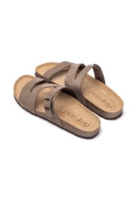 Bruine suède sandalen met twee brede banden en een gesp. Korken voetbed met een gestructureerd oppervlak en een bruine rubberen loopzool.