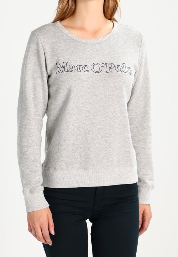 Sudadera gris de tejido suave, con cuello redondo, mangas largas y el texto "Marc O’Polo" en letras oscuras en el pecho.