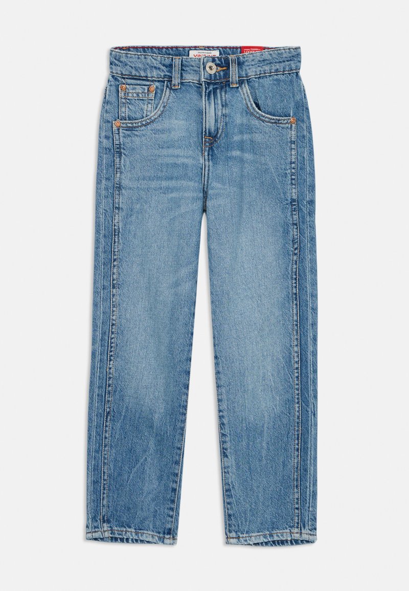 Jeans in denim azzurro chiaro con taglio dritto, cinque tasche e cuciture a contrasto. Completati con chiusura a bottone e dettagli in pelle.