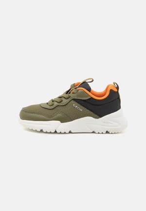 Olivgrüne Sportschuhe mit schwarzen Akzenten, orangefarbenem Innenfutter, Mesh-Obermaterial und weißer Sohle. Mit Schnürsenkeln und einer hinteren Zuglasche.