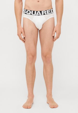Caleçons blancs pour hommes avec une ceinture logo "SQUARED" noire ; tissu lisse, coupe ajustée, détails de couture à l'avant, et sans motifs visibles.