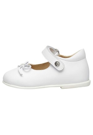 Chaussure Mary Jane en cuir blanc avec un bout rond, petit détail en nœud à l'avant et bride réglable avec une boucle en métal. Semelle plate blanche.
