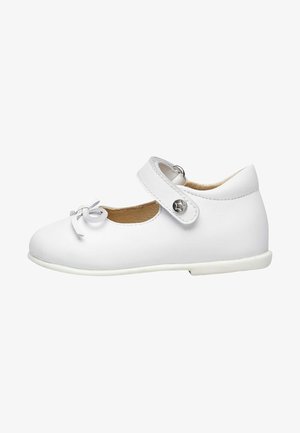 Weiße Leder-Mary-Jane-Schuhe mit runder Zehe, kleinem Schleifendetail auf der Vorderseite und verstellbarem Riemen mit einer Metallbeschläge. Flache weiße Sohle.
