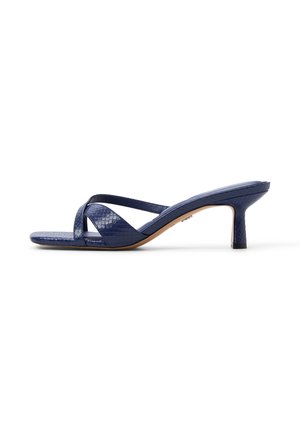 Blauwe faux leren sandalen met hakken hebben een crisscross bandontwerp, een gestructureerde afwerking en een slanke hak. De kleur van de zool is lichtbruin.