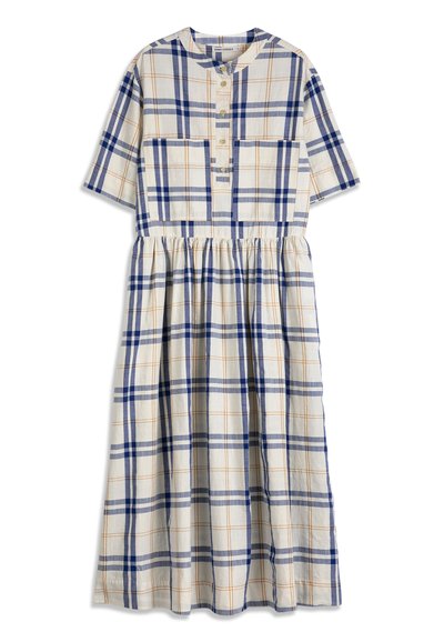 Robe midi à manches courtes, motif à carreaux bleu et orange, devant boutonné, deux poches poitrine et taille froncée sur fond crème.