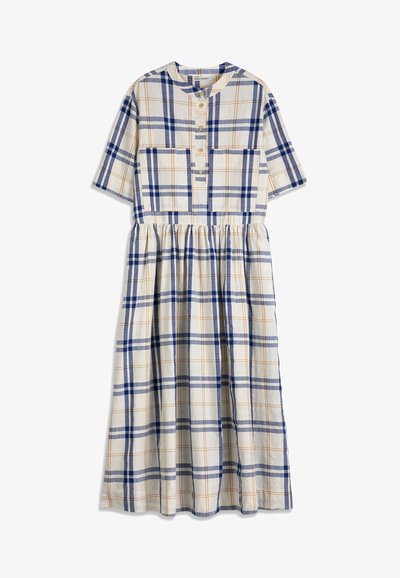 Robe midi à manches courtes, motif à carreaux bleu et orange, devant boutonné, deux poches poitrine et taille froncée sur fond crème.