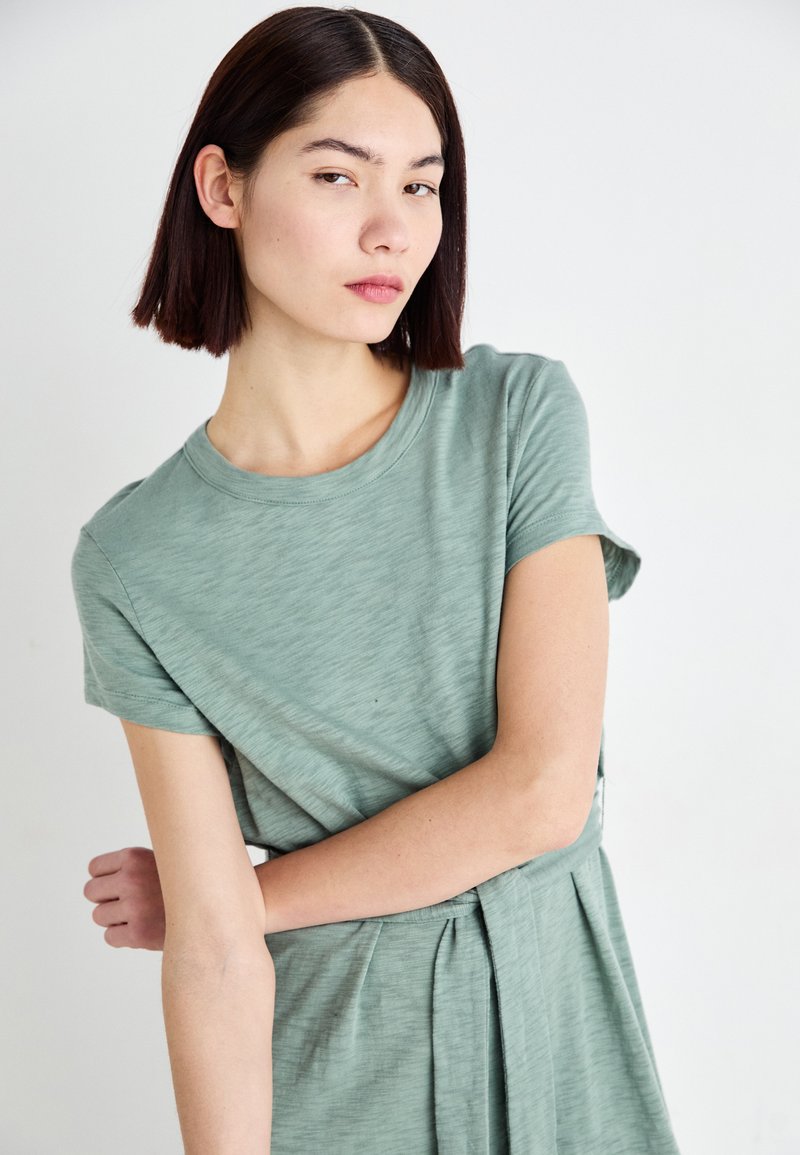 GAP BELTED MIDI TEE DRESS - Jersey dress - gasoline green/green - Zalando.co.uk GAP BELTED MIDI TEE DRESS - Jersey dress - gasoline green/green - Zalando.co.uk