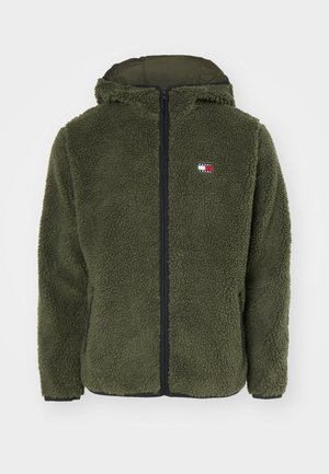 Olivgrüne Sherpa-Fleecejacke mit Kapuze, durchgehendem Reißverschluss vorne, Seitentaschen und kleinem Tommy Jeans-Logo auf der Brust.