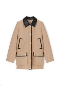 Svetle béžová bunda s černým koženým límcem a lemováním, s dvojicí předních kapes s klopami a patentními knoflíky. Hladká textura.