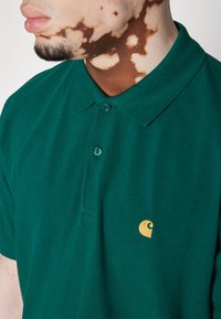 Carhartt WIP CHASE - Polo - chervil/gold