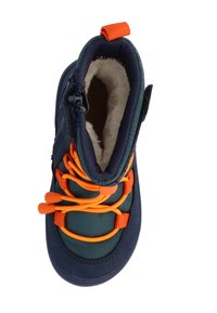 Wasserabweisender Stiefel mit einem dunkelblauen Obermaterial, orangefarbenen elastischen Schnürsenkeln und einem weichen, leichten Innenfutter. Verfügt über eine robuste Sohle und eine Schlaufe zum einfachen Anziehen hinten.
