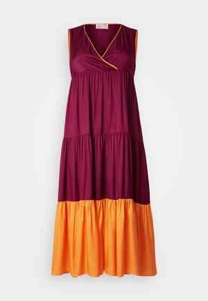 Ärmelloses Kleid mit tiefem V-Ausschnitt, das ein gestuftes Design in Burgunder- und Orangetönen aufweist; aus glattem, leichtem Stoff gefertigt.