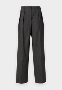 Grijs gestreepte broek met een losse pasvorm, voorzien van fijne strepen, geplooide voorkant en een op maat gemaakt tailleband. Gemaakt van een lichte stof.