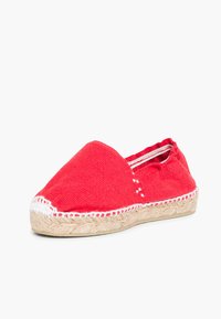 Espadrillas in tela rossa con punta chiusa, dettagli cuciti bianchi e suola in corda di juta. Design leggero e traspirante.