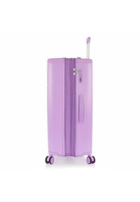 Lila Hartschalenkoffer mit einem vertikalen Reißverschluss, einem ausziehbaren Griff und vier schwarzen Rollen für Mobilität. Glatte Textur, kompaktes Design.