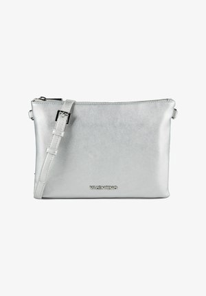 Petit sac bandoulière argenté avec bandoulière réglable et fermeture éclair, avec logo Valentino au centre devant.