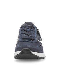 Marine suède sneaker met vetersluiting en zijrits. Witte rubberen zool met gestructureerde grip. Glad accent en stikseldetails.