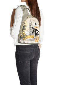 Zaino grigio chiaro con una grafica di un'anatra dei cartoni animati. Presenta la scritta "I LOVE LONDON", un paesaggio urbano dettagliato e accenti con cerniere.