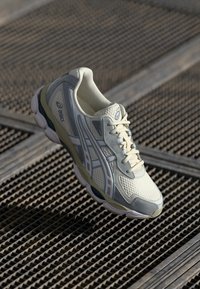 ASICS SportStyle GEL NYC 2055 UNISEX - Treniņu apavi - cream/dolphin grey