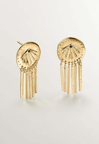 Pendientes en tono dorado con discos redondeados texturizados y flecos largos y rectos. Presentan un acento central y un borde decorativo.